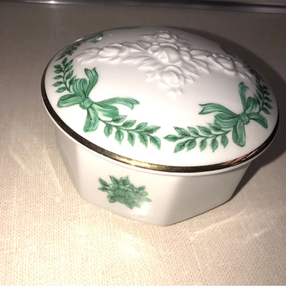 Vintage Trinket Box‎ Jewelry storage green white and gold color